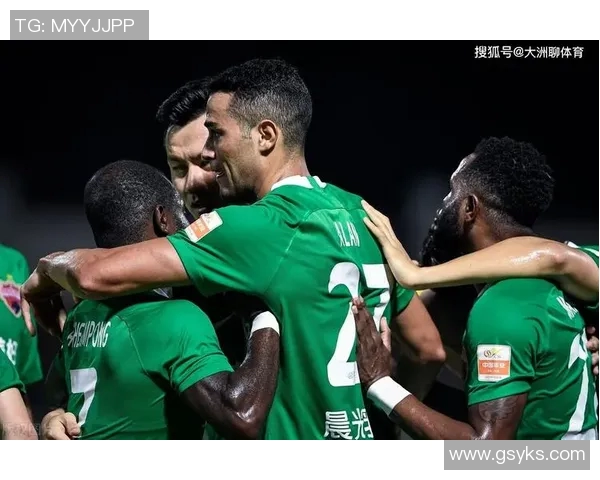 深圳足球队团队协作引发热议球迷对战术配合与球员表现分歧明显 深圳足球队团队协作引发热议球迷对战术配合与球员表现分歧明显