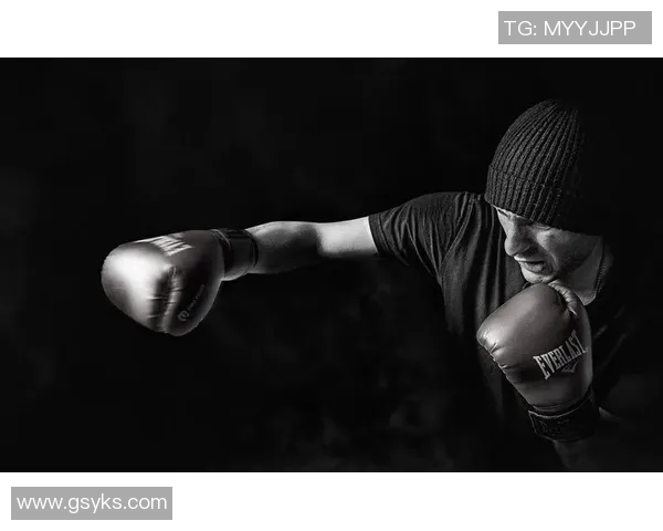 黑白风格足球明星拼图壁纸展现运动魅力与艺术之美 黑白风格足球明星拼图壁纸展现运动魅力与艺术之美